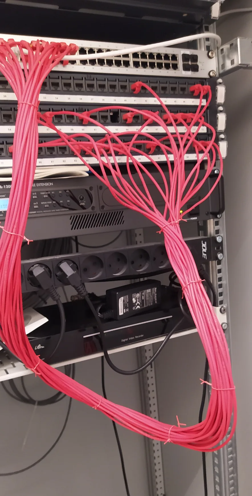Kritisk netværksopsætning i ny bygning med fiber og Juniper